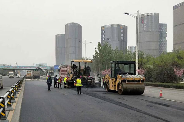 高速公路路面施工為什么多數(shù)使用瀝青材料？